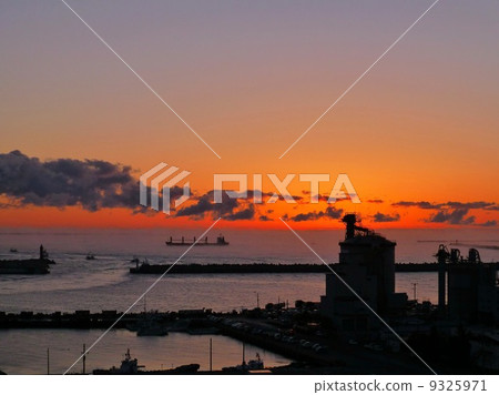 Sunrise of Monbetsu Harbor 9325971