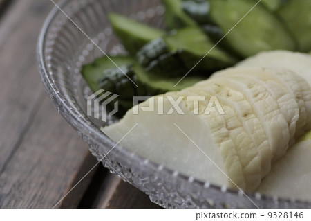 自製啤酒醃黃瓜和蘿蔔 9328146