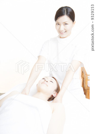 按摩肩膀的美容師 9329153