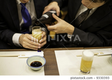 Take a bottle of beer 9330393