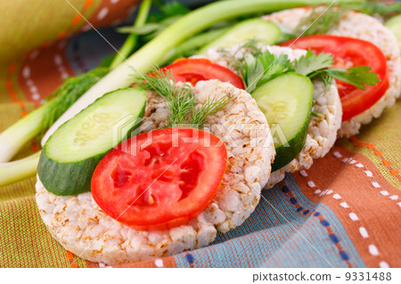 Puffed rice crackers sandwiches 9331488