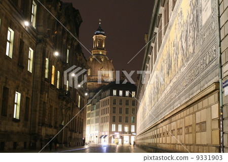 The princes of the princes of Dresden and the night view of the church Germany The princes of the princes of Dresden and the night view of the church Germany 9331903