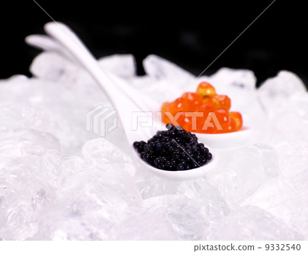 Porcelain spoon full of red and sturgeon black caviar Porcelain spoon full of red and sturgeon black caviar 9332540