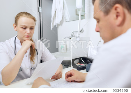 Doctor and nurse discussing analyses 9334390