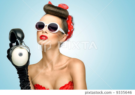 Sounds of glamour. 9335646