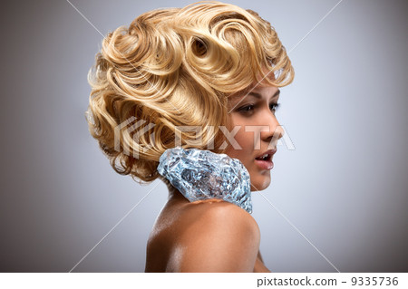 Icy blonde. 9335736