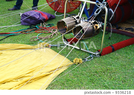 set up balloon on ground 9336218