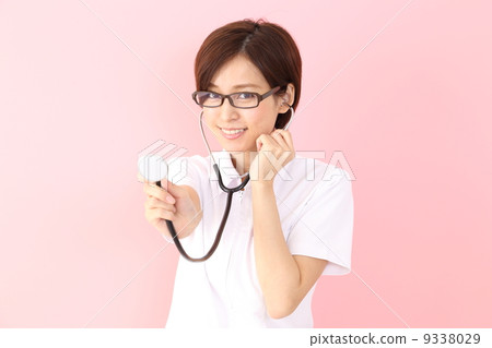 Give a stethoscope 9338029