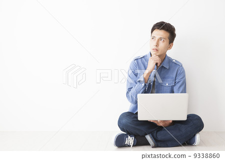 觀看計算機的一個年輕人 9338860