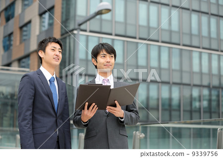 兩個商人看文件 兩個商人看文件 9339756