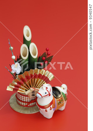 Kadomatsu and horses 9340547