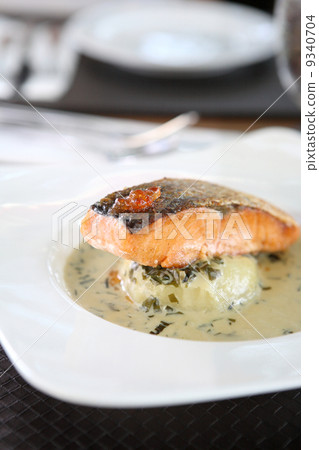 Grilled salmon with wakame sauce 9340704
