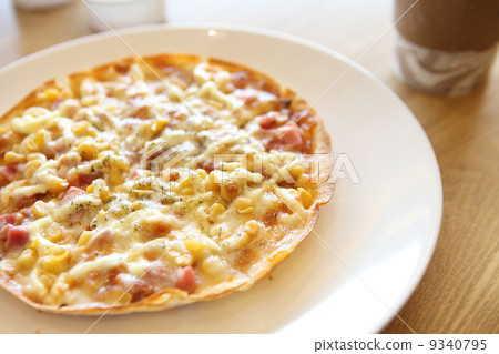 Pizza ham and mushroom 9340795