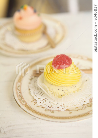 lemon cupcake isolated in white background 9340817