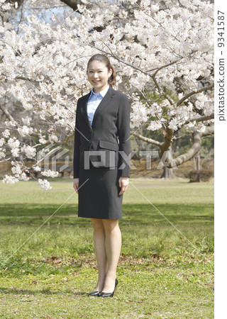 一個年輕商人在櫻桃樹下 9341587