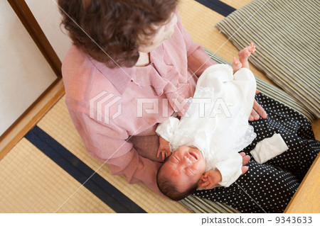 抱著嬰兒的奶奶 抱著嬰兒的奶奶 9343633