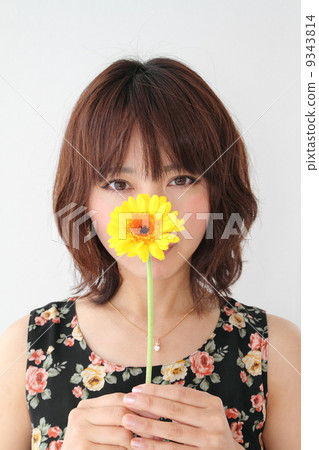 Flowers and Beauties 9343814