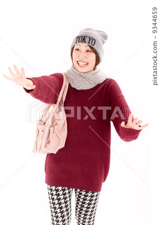 一個年輕的女孩，與出席會議的朋友一起看起來很開心 9344659