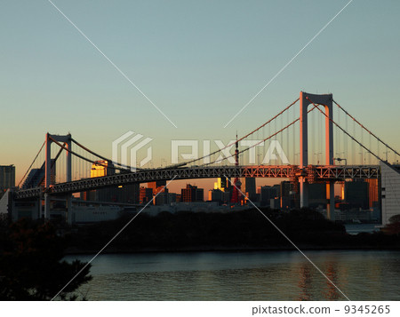 昏暗的彩虹橋 昏暗的彩虹橋 9345265