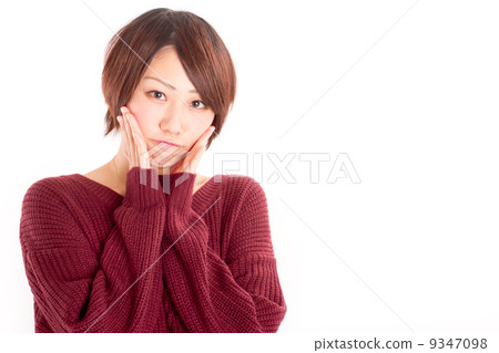 相當擺在與在兩隻手上的面頰的一個逗人喜愛的女孩 相當擺在與在兩隻手上的面頰的一個逗人喜愛的女孩 9347098