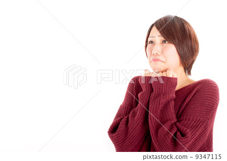 一個年輕的日本女孩哭著帶著悲傷的表情 一個年輕的日本女孩哭著帶著悲傷的表情 9347115