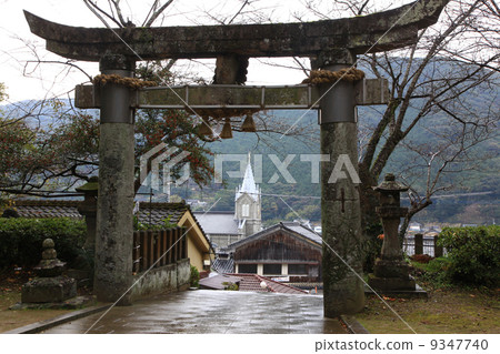 鳥居和教堂 9347740