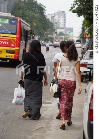 仰光婦女走在路仰光2013年 9347822
