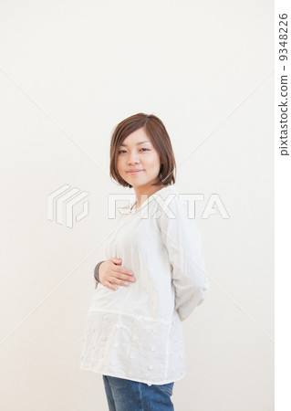 Mid-pregnancy smile 9348226