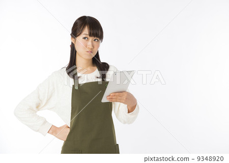 一個女人與一台平板電腦 9348920