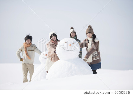 微笑在雪人附近的一名大學生 9350926