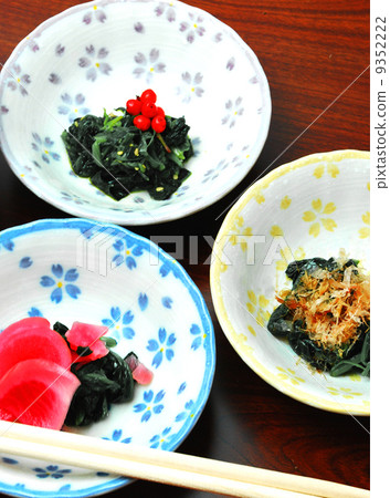 Three kinds of spoons of spinach 9352222