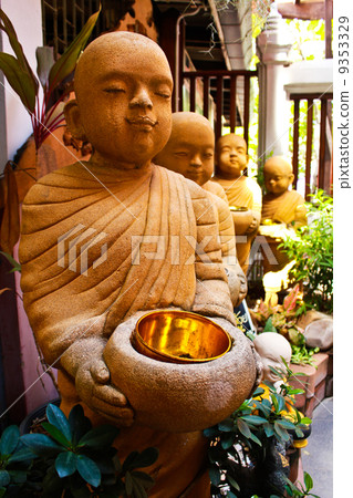 Image of novice with arm bowl 9353329