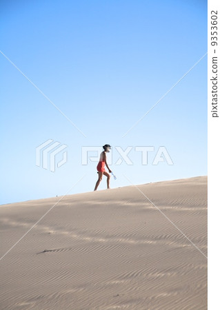 side woman on great sand mountain 9353602