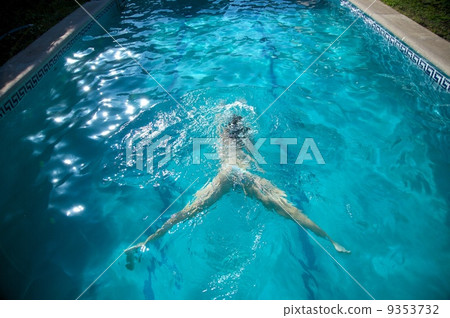 open legs down the water 9353732