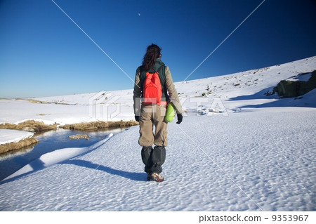 winter hiking woman 9353967