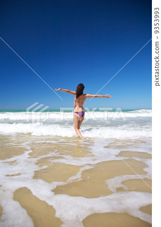 woman running to the ocean 9353993