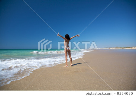 happines at the seaside 9354050