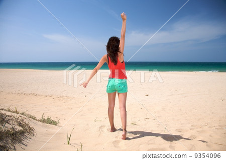 winner woman at the beach 9354096