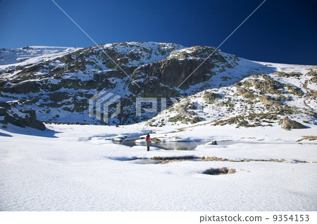woman on snow valley 9354153
