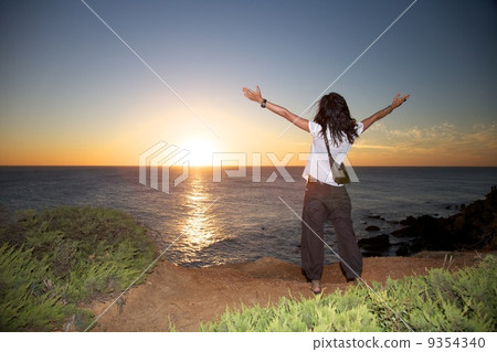 woman see off sun 9354340