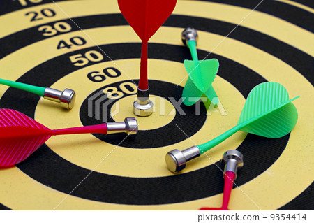the magnetic needle darts in the center of the target 9354414
