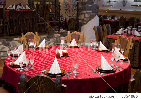 round table 9354866