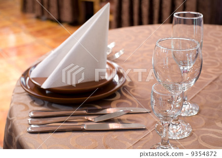 restaurant laid table 9354872