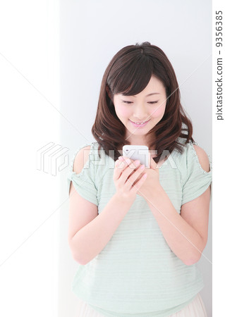 使用智能手機的女人 9356385