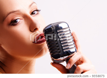 pop singer 9358073