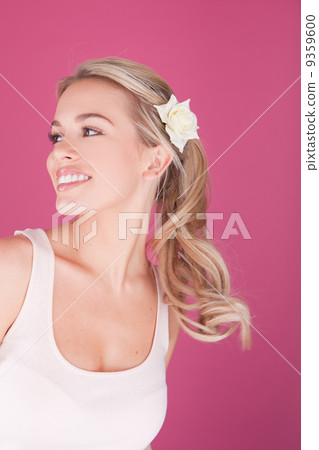 Beautiful young woman 9359600