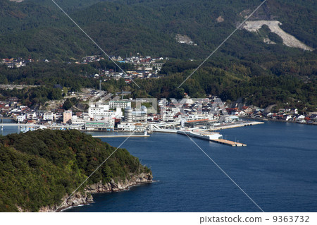 Saigo口岸鳥瞰圖在Oki海島，島根縣海島上的 9363732