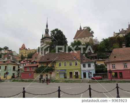 Visiting the city of Romania (the whole view of Sighişoara Old Town) 9363923