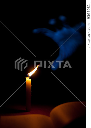 Candles and pale hands Candles and pale hands 9365081