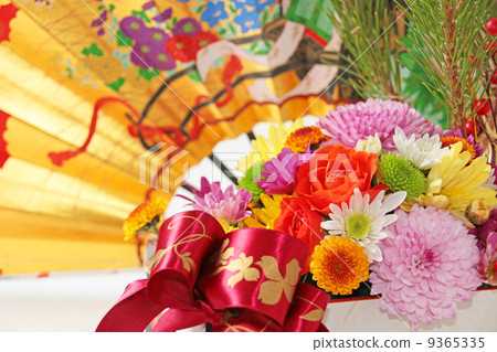 插花安排植物新年結婚新年賀卡新年插花真花松樹菊花五彩繽紛慶典新年裝飾雅賀新年裝飾yoshima 照片素材 圖片 圖庫